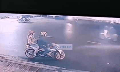 Sang đường cẩn thận nhìn trước ngó sau, đôi nam nữ vẫn bị tông kinh hoàng