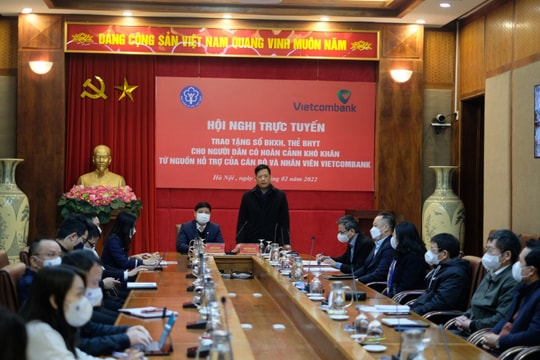 BHXH Việt Nam phối hợp với Ngân hàng Vietcombank trao tặng hơn 12 nghìn sổ BHXH, thẻ BHYT cho người dân có hoàn cảnh khó khăn
