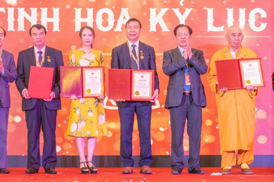 Gốm Đất Việt đón nhận kỷ niệm chương “Tinh hoa Kỷ lục” trong chương trình Hội ngộ kỷ lục gia Việt Nam lần thứ 45