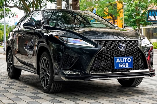 Chiiếc Lexus RX450h F-Sport 2022 đầu tiên tại Việt Nam