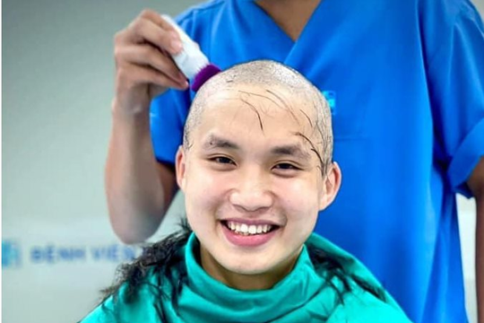 Bác sĩ cạo trọc đầu để vào tuyến đầu chống dịch được vinh danh Thanh niên sống đẹp năm 2021