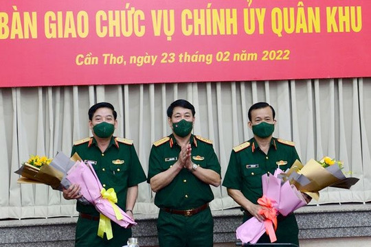 Bàn giao chức vụ Chính ủy Quân khu 9 cho Thiếu tướng Hồ Văn Thái