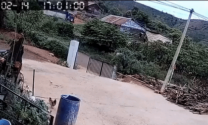 Xe tải tông sập nhà dân khiến 2 bé tử vong: Lộ clip ghi lại khoảnh khắc thương tâm