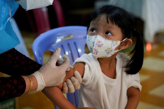 TPHCM: Tăng cường vận động học sinh tiêm vaccine phòng Covid-19