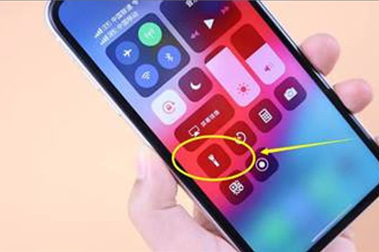 Nếu điện thoại di động của bạn có đèn pin, hãy để ý xem, nó cũng có 2 chức năng ẩn tuyệt vời, một chức năng thực dụng hơn chức năng kia, và bạn có thể hưởng lợi từ nó nếu biết sớm hơn.