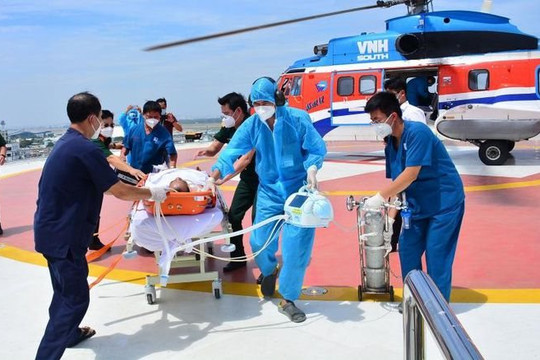 Trực thăng vượt biển đưa ngư dân từ Trường Sa vào đất liền cấp cứu