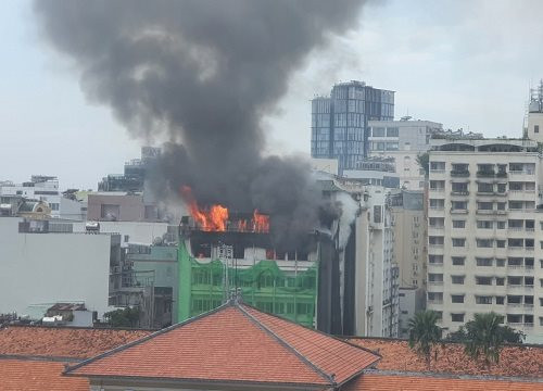 Cháy lớn tại một khách sạn trung tâm TP. HCM