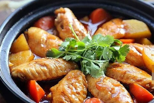 Không cần chiên, chỉ cần đổ bát nước cốt và đun trực tiếp, món cánh gà hầm này ăn tuyệt ngon
