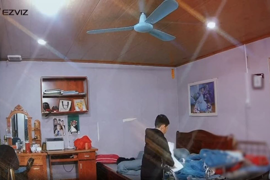 Đi làm từ sớm, mẹ bật khóc khi thấy hành động của con trai nhỏ qua camera