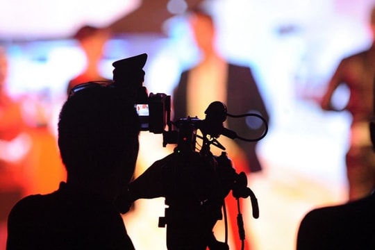 Showbiz Việt tiếp tục khó khăn khi hàng loạt ngôi sao thành F0
