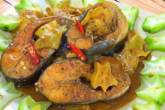 Cá kho cho khế vừa tạo vị chua thanh dịu vừa đỡ tanh, nhưng lúc đầu hay cuối mới bỏ vào, đây là gợi ý