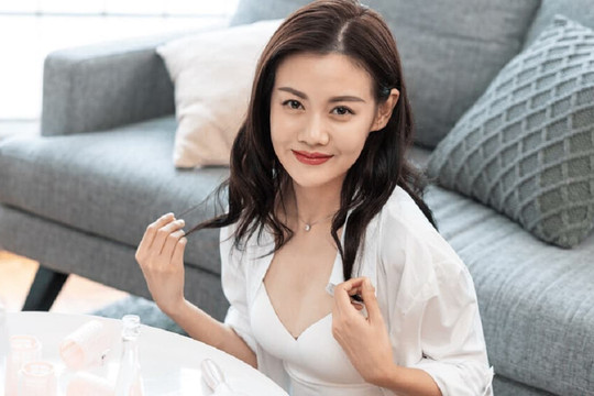 Làm thế nào để đối phó với tóc khô và xơ sau khi uốn xoăn? Những cách đơn giản và thiết thực để làm cho mái tóc xoăn bồng bềnh hơn