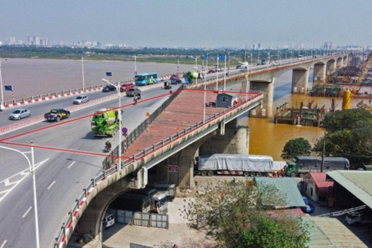 Tháo dỡ 2 nhịp cầu tạm để thi công cầu Vĩnh Tuy giai đoạn 2