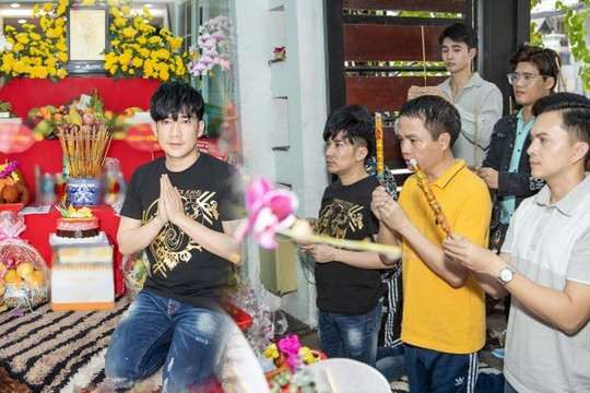 Ca sĩ Quang Hà tổ chức lễ cúng Tổ nghiệp tại nhà riêng ở TP.HCM