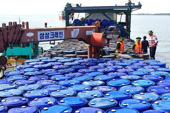 TP. HCM bắt vụ vận chuyển, tiêu thụ xăng dầu không nguồn gốc