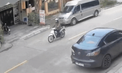 Đột ngột dừng xe giữa đường để nhặt của rơi, nam thanh niên gặp ngay tai họa nhớ đời