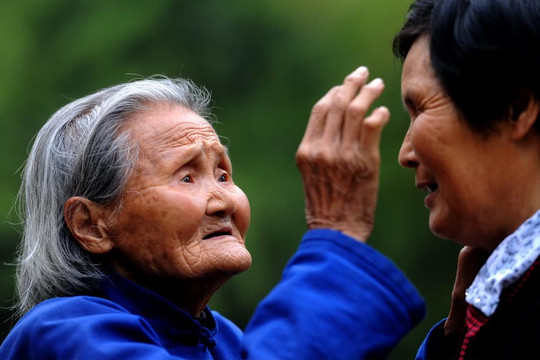 Có một người già sống lâu ở nhà là điều tốt hay điều xấu đối với con cháu? Ít nhất 4 khía cạnh này có lợi