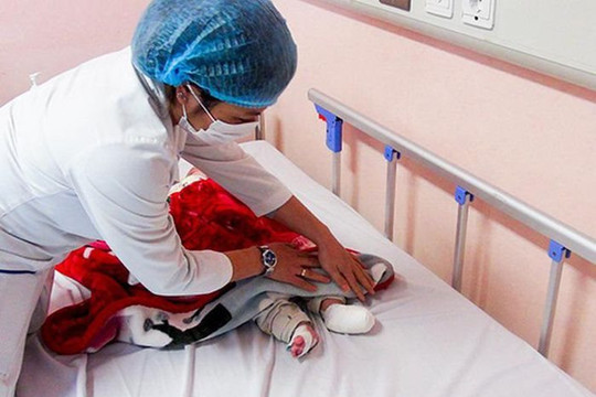 Người lớn xông phòng Covid-19, trẻ 6 tháng tuổi bị nhiễm trùng máu do bỏng