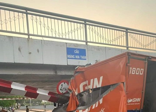 Va vào thanh giới hạn chiều cao, một xe tải bị biến dạng, hư hỏng nặng