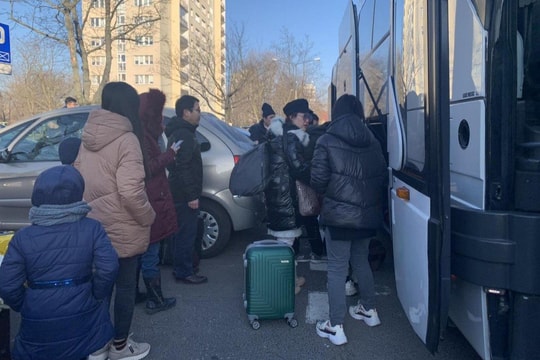 Chính phủ phê duyệt chủ trương tổ chức chuyến bay đưa người Việt ở Ukraine về nước