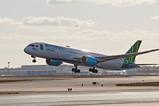Bamboo Airways thực hiện chuyến bay đầu tiên đưa công dân từ Ukraine về nước ngày 9/3
