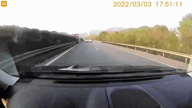 Ô tô tải bay qua dải phân cách khiến xe gắn camera hành trình bị vạ lây