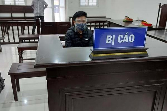 Cứa cổ hàng xóm vì cho rằng rủ bạn gái đi uống rượu