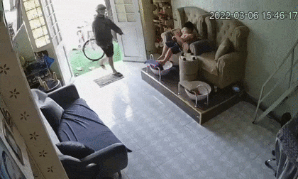 Tên cướp trắng trợn vào nhà dân giữa ban ngày, giật điện thoại ngay trên tay bé trai