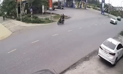 Ô tô lấn làn đâm nát xe máy, tài xế nằm bất động tại chỗ
