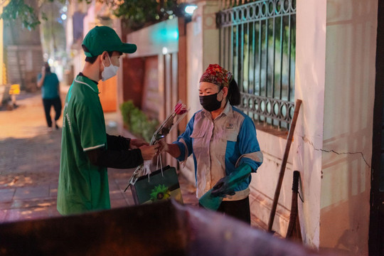 Hàng nghìn phụ nữ Thủ đô vui mừng khi nhận quà và hoa nhà hảo tâm