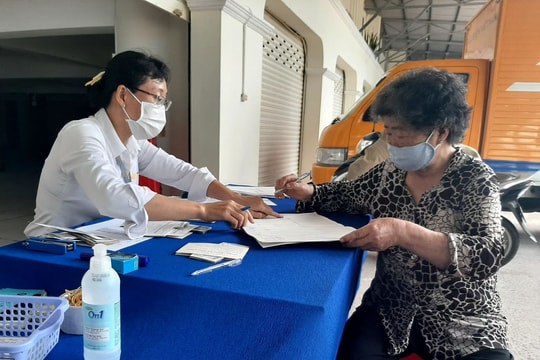 Đề xuất công nhận 7 loại giấy tờ để F0 điều trị tại nhà hưởng BHXH