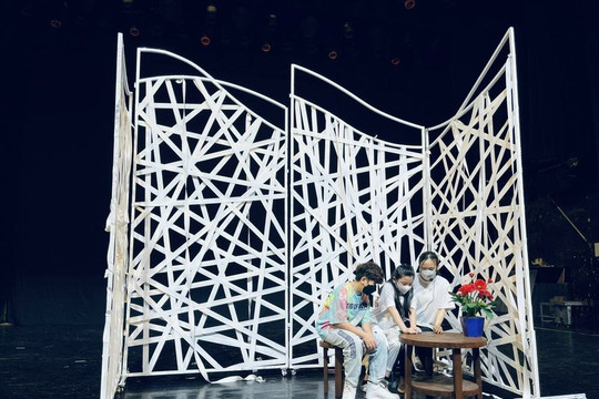 Cuộc đời nữ sĩ tài danh Xuân Quỳnh được tái hiện sống động trong vở nhạc kịch 'Sóng'