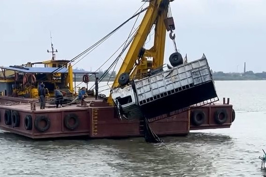 Nam Định: Xe tải trôi xuống sông, phụ xe mất tích