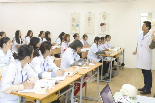 Nhiều trường Y dược mở rộng tổ hợp xét tuyển không có môn Sinh học: Phải chăng đang “vơ bèo gạt tép”