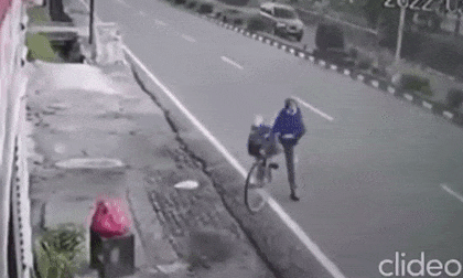 Ô tô chạy ngược chiều tông nát xe đạp, người phụ nữ xử lý cực nhanh thoát nạn trong gang tấc