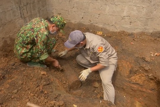 Phát hiện hầm bom, đạn 'khủng' dưới nền nhà dân
