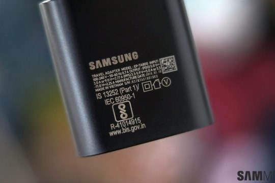 Samsung bắt đầu ngừng tặng kèm củ sạc trên smartphone giá rẻ