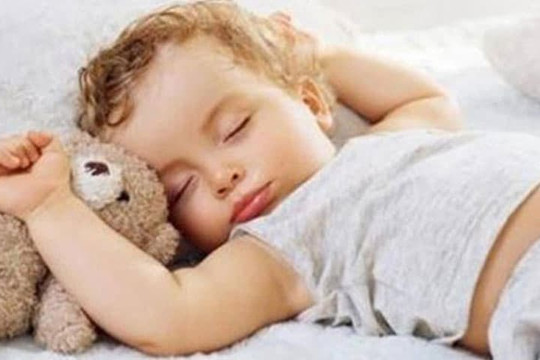 Trẻ nằm ngủ sai tư thế sẽ khiến hộp sọ bị biến dạng. Điều cần chú ý đối với trẻ dưới 36 tháng tuổi