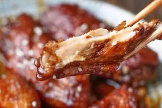 Khi làm cánh gà coca, bạn đừng chỉ chần qua nước, thêm bước này, thịt sẽ mềm thơm mà không có mùi tanh