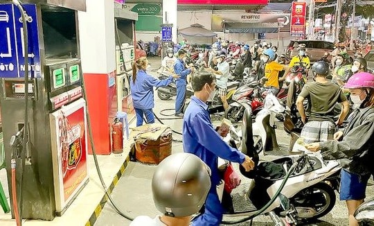 Giá xăng tăng liên tiếp lần thứ 7, sát mốc 30 nghìn đồng/lít