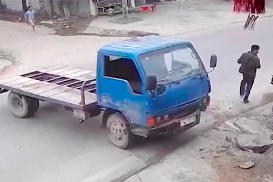  Xe tải chở máy xúc bị lật đè 1 người tử vong