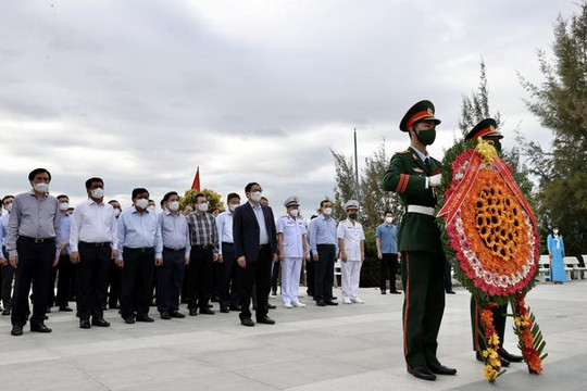 Thủ tướng Phạm Minh Chính dâng hương, hoa tại Khu tưởng niệm Chiến sĩ Gạc Ma