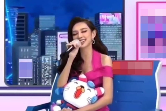 'Nuốt mic' ngon lành khi hát 'Dễ đến dễ đi' version Thái Lan, Thùy Tiên khiến fan mê tít với giọng hát ngọt lịm