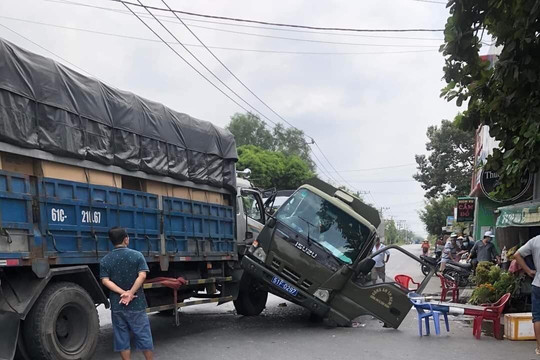 Xe chở phạm nhân va chạm với ô tô tải, 3 người bị thương