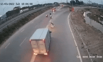 Xe máy chạy ngược chiều gây họa cho ô tô, hành động như vô can ngay sau đó khiến dân mạng bức xúc