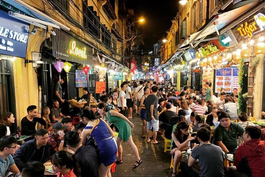 Hà Nội cho mở hàng ăn uống đến 24h