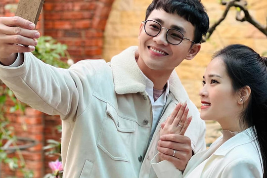 Người yêu cũ Quang Hải - 'cô chủ tiệm nail' Huyền My được bạn trai là diễn viên Anh Tú cầu hôn