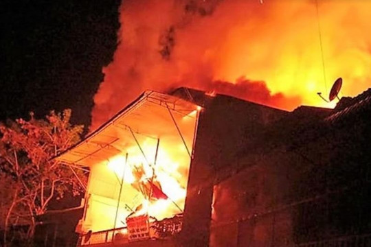 Nghệ An: Bà hỏa thiêu rụi căn nhà gỗ tiền tỷ trong đêm
