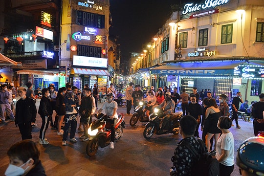 Hàng quán Hà Nội ngày đầu được mở cửa sau 21 giờ đêm