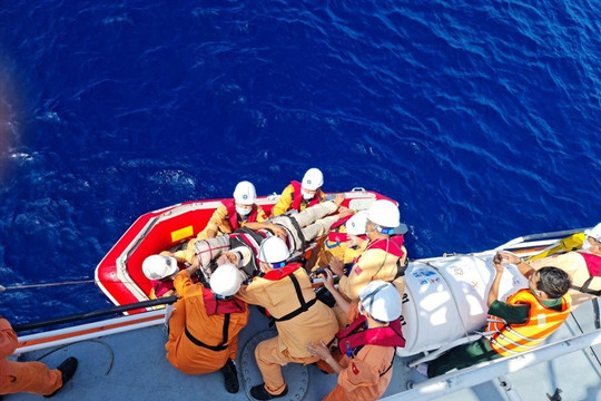 Cứu nạn thành công ngư dân bị tai nạn lao động trên biển